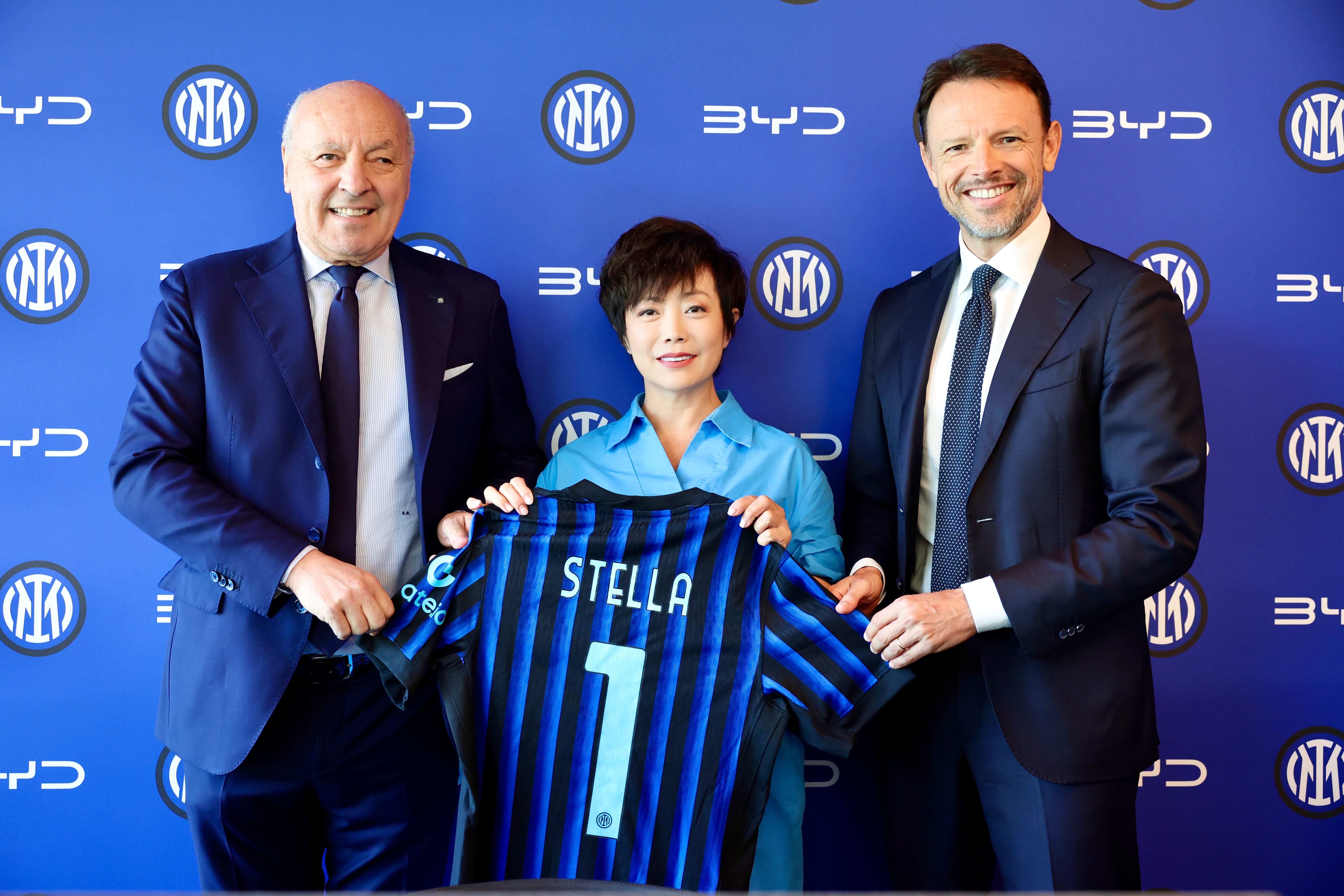 Group photo with a specially customized jersey (From left to right :  Giuseppe Marotta, President and CEO of FC Internazionale Milano; Stella Li, Executive Vice President of BYD; Giorgio Ricci, Chief Revenue Officer of FC Internazionale Milano)